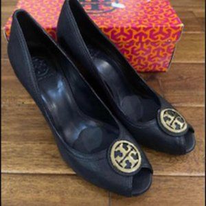 Tory Burch Black leather peep toe wedge, gold emblem, Sz 11